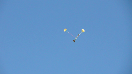 Foguete com paraquedas duplo